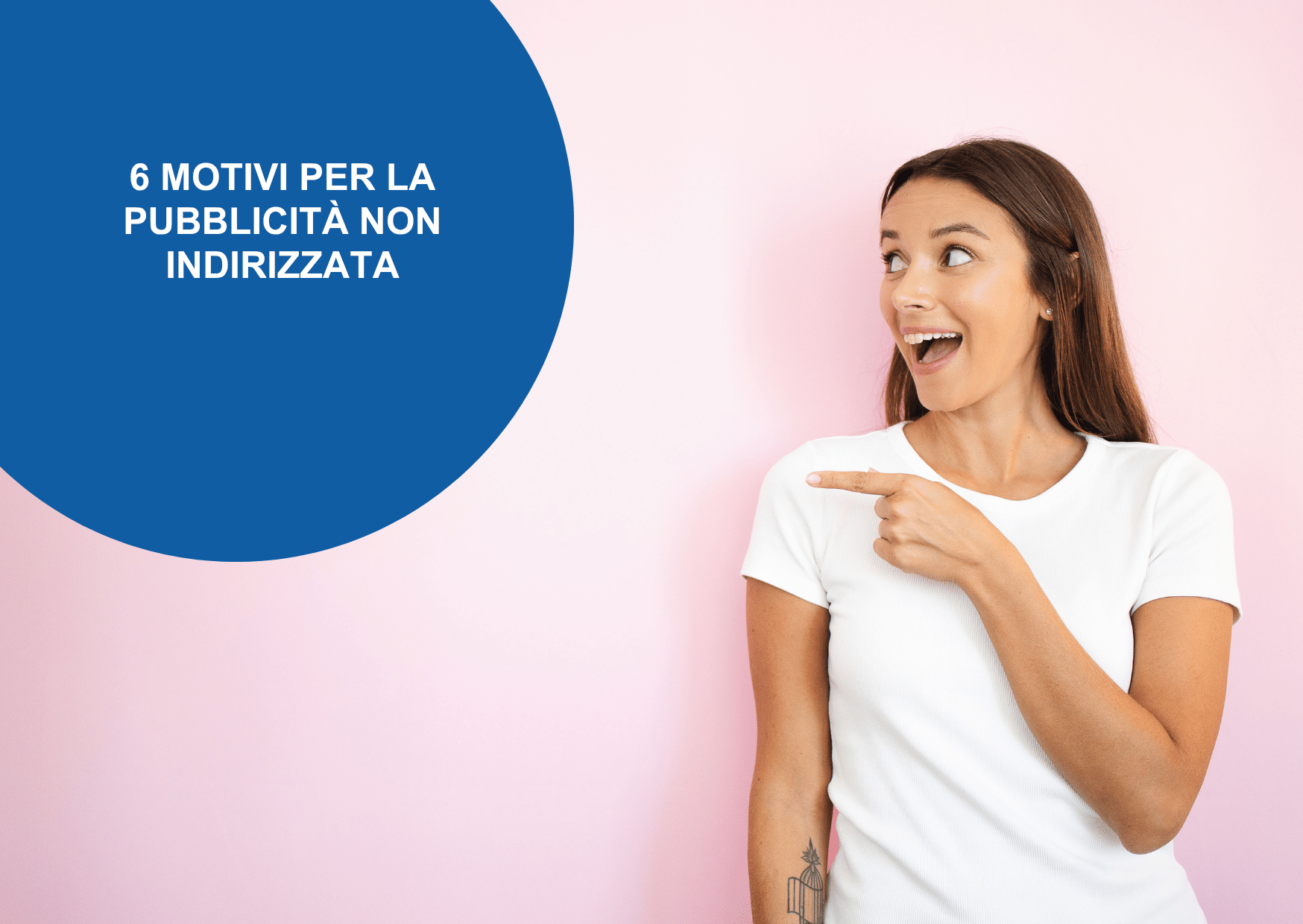 Una giovane donna indica una bolla con 6 ragioni per la posta diretta non indirizzata.