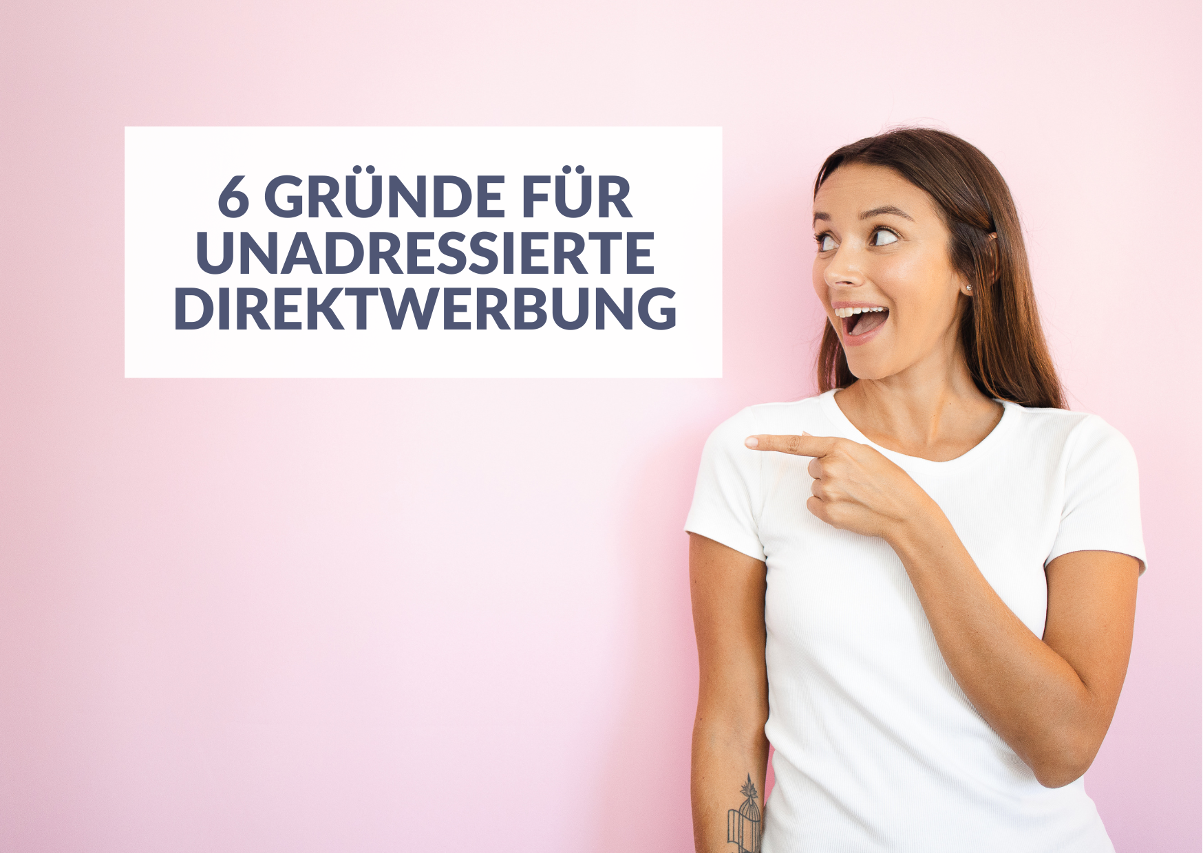 Junge Frau zeigt auf Sprechblase in der 6 Gründe für unadressierte Direktwerbung stehen.
