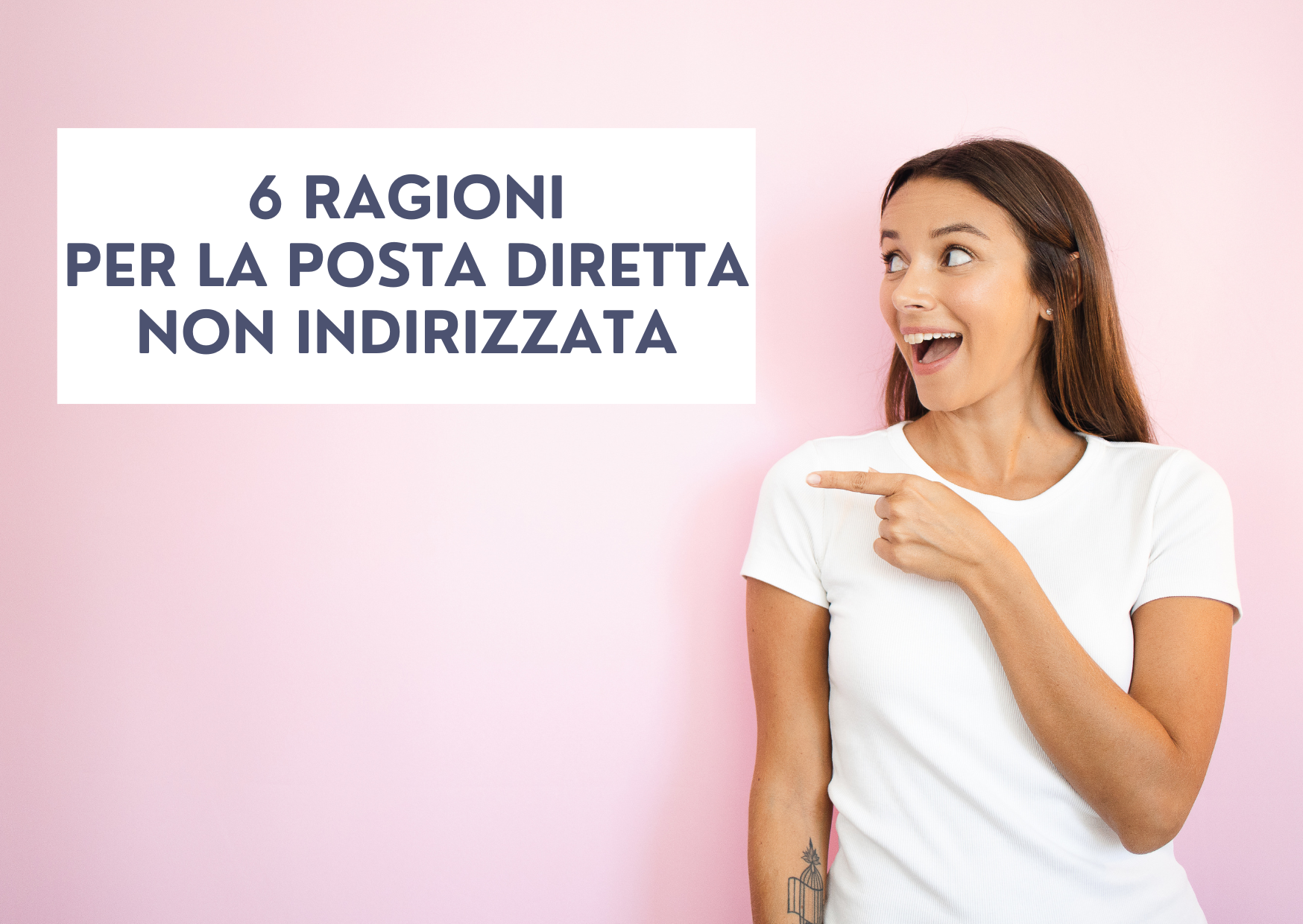 Una giovane donna indica una bolla con 6 ragioni per la posta diretta non indirizzata.